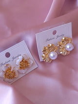 Pearl Flower | İkili Çiçekli İncili Pirinç Küpe Seti